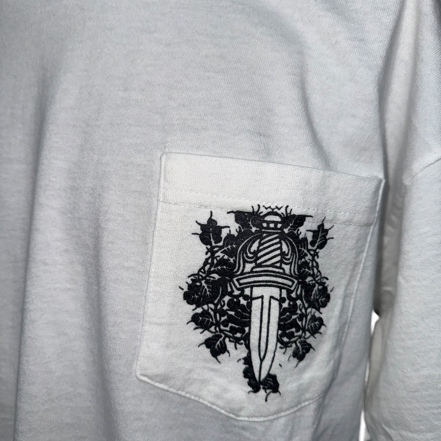 【CHROME HEARTS】オールドネックロゴ "Vine Dagger" ポケット Tシャツ