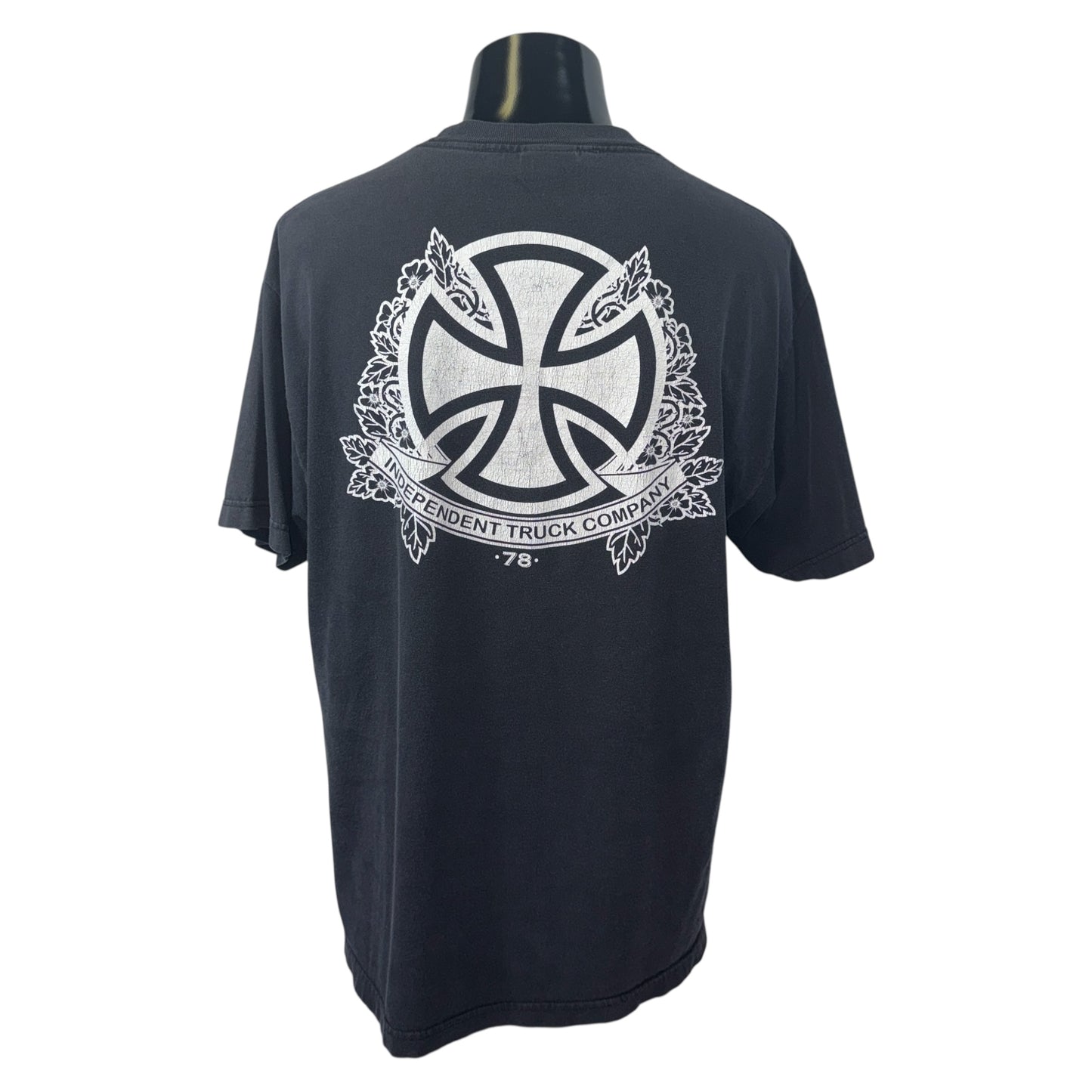 【INDEPENDENT】インディペンデント "Aces High" アイアンクロス フェードブラック Tシャツ