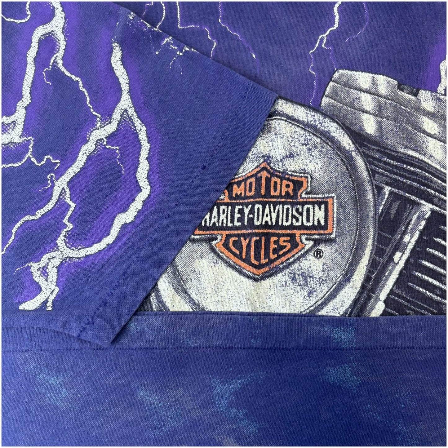 【HARLEY DAVIDSON Thunder & Lightning V-Twin Engine】ハーレーダビッドソン サンダー & ライトニング Vツイン エンジン （パープル）Tシャツ XL相当