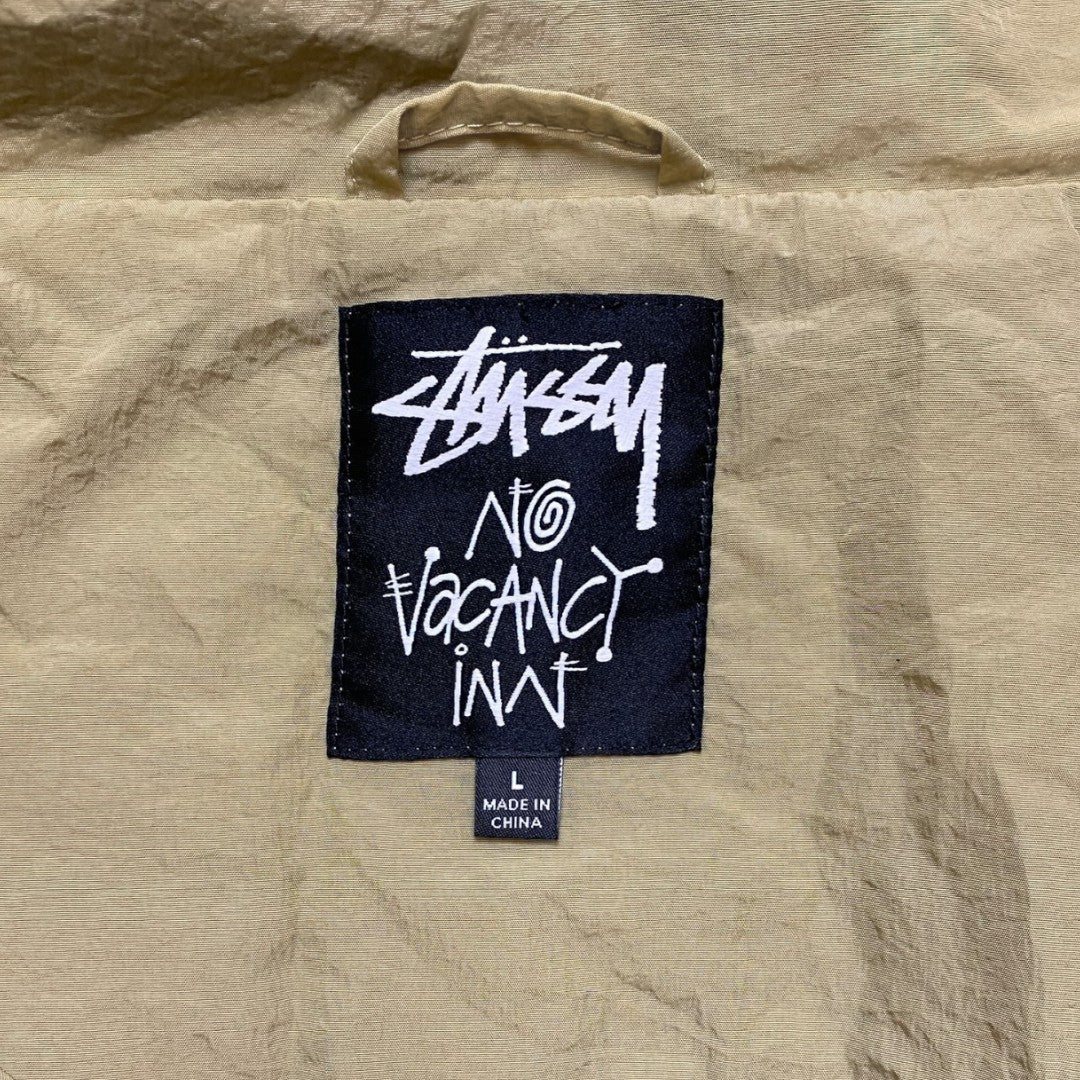 【STUSSY×No Vacancy Inn/】ナイロンコート/20aw/カーキ/Lサイズ