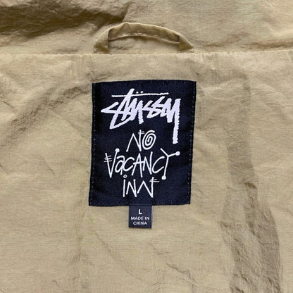 【STUSSY×No Vacancy Inn/】ナイロンコート/20aw/カーキ/Lサイズ